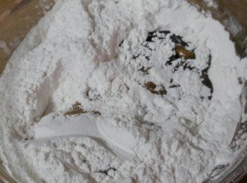 step3: 糯米粉加入已放涼的黑糖水拌勻