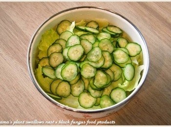 step2: 萵苣洗淨後，撕成適當大小，擺放於碗中，小黃瓜也分切成圓片狀。