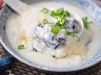 step3: 起鍋盛盤後，滴上數滴香油、加上蔥花以及灑上白芝麻，美味粥品完成!