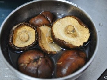 step1: 將乾香菇先以熱水泡軟