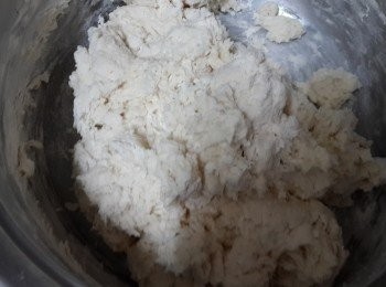 step2: 邊加邊攪拌,直 到麵粉變成顆粒狀