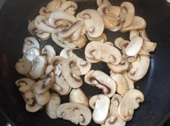 step4: 炒白蘑菇，加些許糖、鹽調味。
