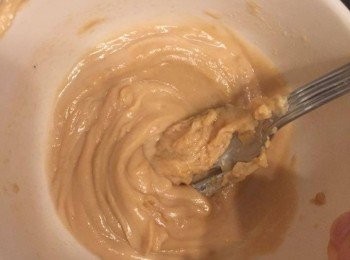 step3: 熱鍋下花生醬，加入水份、檸檬汁、糖、豉油及麻油煮成醬汁。