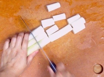 step4: 京蔥洗淨，切去根部及蔥青部份，只剩蔥白，按指頭大小切段