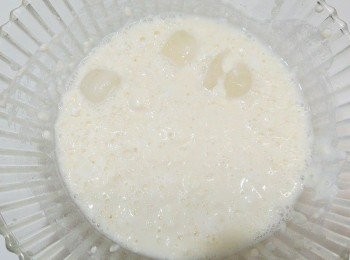 step1: 將低筋面粉及泡打粉放入大碗中混合均勻,另外再將水,酒,冰塊量好混合後一次倒入麵粉中, 用筷子用劃圓的方式大概攪拌個十下就好,就算有麵粉結塊都沒關係,因為攪拌過度就不會酥脆了. 拌好後放入冰箱備用. ◎千萬不要再粉漿內加蛋,這款的口感加了蛋之後就不會酥了