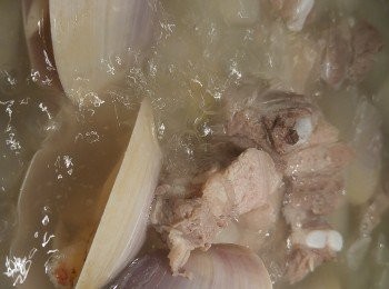 step5: 將咸排骨和貴妃蚌放入冬瓜粒湯內,只需蚌煮到全打開即可。