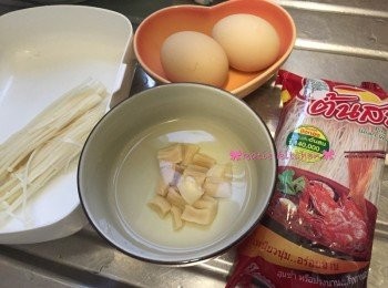 step1: 材料準備
(泰國出品的粉絲 易軟身不易斷 推介)