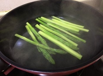 step2: 燒熱水, 盡量於置於大鍋子中，讓熱力均勻, 露荀也快熟透一點, 水滾後, 加入露荀煮約5-8分鐘, 若喜歡爽口一點可以減少時間