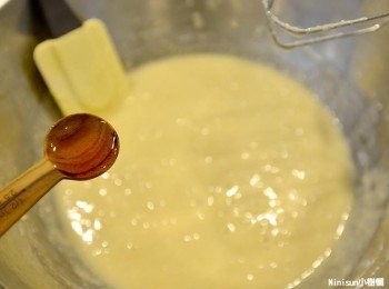 step5: 攪拌均勻後滴入香草萃取液
