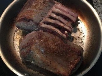 step2: 如買到的羊排表面有太多油，可稍微去除ㄧ些，然後用鹽、粗胡椒粉和蒜頭粉均勻撒在羊排上。（圖片兩塊羊排共600g）