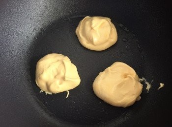 step5: 先預熱平底鑊，塗上食用油，用一湯匙班㦸漿厚厚放上鑊（注意不要壓平）。馬上轉最小火及蓋上（視乎不同爐頭，焗約3-5分鐘）。
