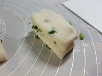step11: 將兩件粉糰疊起