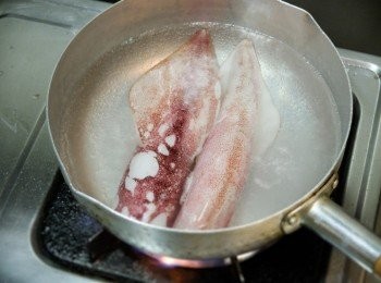 step3: 永滾水川燙一下，再用心的滾水加鹽煮約5分鐘到熟