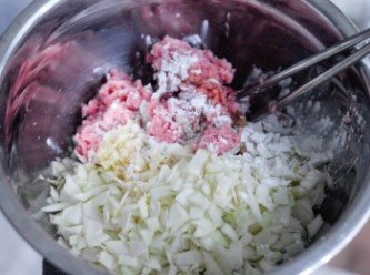 step1: 將椰菜切碎，瀝乾水份，與豬肉及所有調味料拌勻。用筷子向同一方向攪拌約一分鐘，用保鮮紙包好，放入雪櫃30分鐘