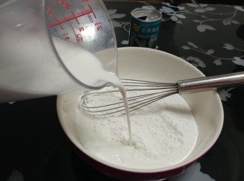 step4: 一面逐少把(2)加入糯米粉內一面攪拌, 攪至確保無粉粒，最後再加油拌勻成粉漿