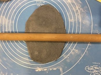 step3: 將每個麵糰用棒排氣