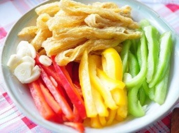 step2: 備料:彩椒和豆皮切成細長段、蒜末