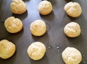 step4: 放入烤箱上火0度下火220度烤25分鐘後上色 剛入烤箱不開上火勢為了讓泡芙受熱膨脹 上色後下火轉0度上火開200度烤20分完成