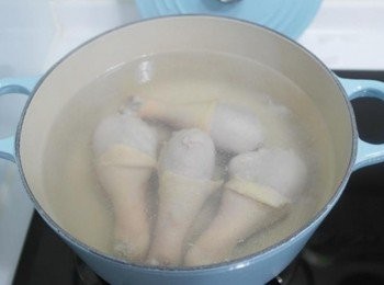 step1: 先將雞腿洗淨後川燙取出備用!!!