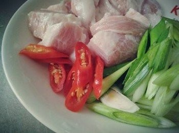 step1: 先把準備好食好: 松阪豬肉 ,切薄塊 ; 辣椒和大蒜斜切 ; 蒜頭敲碎, 並用水清洗<span class="group_1">食材</span>, 備用 ;