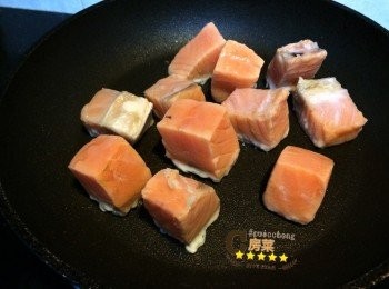 step4: 三文魚不用加油煎香