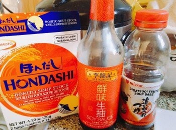 step2: 炒到開始有少少洋蔥香就加水，加到浸過洋蔥少少，之後加埋調味料