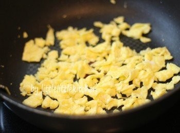 step2: 煎熟雞蛋，弄散