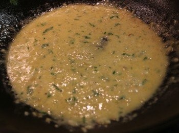 step7: 再倒入鮮忌廉煮滾後，放入少許鹽和巴西利碎拌勻即成奶油醬汁。