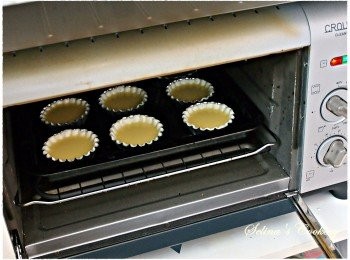 step6: 先預熱焗爐，放入萄撻焗盤先用200度焗10分鐘，再用170度焗多10分鐘便可以；如想表面有更多金黃色(或一撻撻啡色)，可自行再用220度焗多3-5分鐘(但必須要在旁觀察住，因為好快上色或過火焗燶的)；