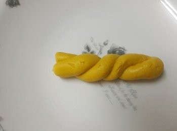 step3: 將揉好的南瓜糯米糰揉成你要的形狀備用