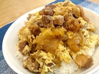 step4: 將雞腿丼淋在飯上，就完成囉。