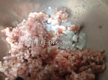 step3: 絞肉用少許許鹽、白胡椒、太白粉抓拌備用
