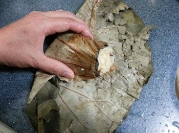 step16: 先由左邊頭部包向中間(必須用手按實固定糯米餡料位置)