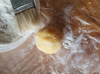 step14: 包了餡的皮亦需要掃上一層粉才吸模才會無咁易痴模