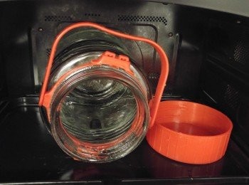 step2: 酒樽用高温消毒15分鐘,最後用廚紙抹乾水份備用。