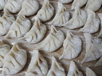 step10: 包好的餃子可以放到保鮮袋中 , 再送到冷凍保存 , 其餘的可以立刻水煮或做煎餃