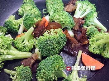 step1: 取出平底鍋，倒入少許油，放入花椰菜、紅蘿蔔和黑木耳，倒入半碗水，開中火，蓋鍋蓋蒸煮。