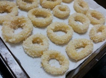 step5: 分隔放再廚紙上，放入雪櫃雪最少雪一小時從定型再炸就得喇。