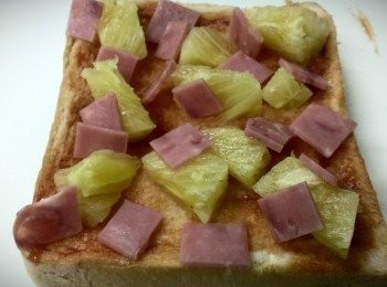 step2: 將厚片壓成一個凹的形狀~塗上蕃茄糊~放上博客原味火腿片~鳳梨丁