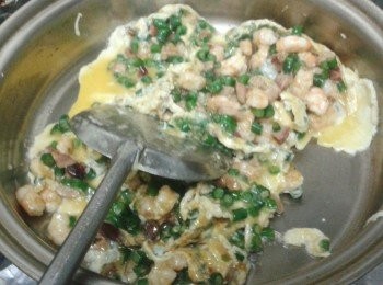step4: 熱鍋下油，將所有材料倒入鍋中，可用煎蛋餅或炒蛋方法煮熟即成！