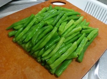 step3: 瀝乾後切成段，放進雪櫃雪一小時，上桌前淋上日式麻醬便可