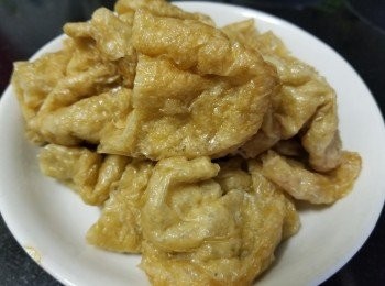 step4: 麵筋，出水拖走油份，搾乾水份後切成 1 半備用