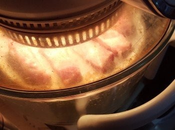 step2: 光波爐用高架,預熱220度,放入金沙骨先波8分鐘,反轉再波6-7分鐘(如用焗爐,先預熱230度10分鐘,焗約15分鐘即可)(亦可以用平底鑊煎至金黃熟透)