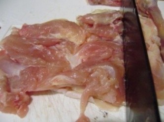 step1: 先將雞腿(拆骨)在没皮的肉那一面轻轻切幾刀(防止鸡肉收缩不像鸡扒)然后清洗乾淨抹乾加入生抽、糖、鹽、酒，生粉拌勻，醃20分鐘。