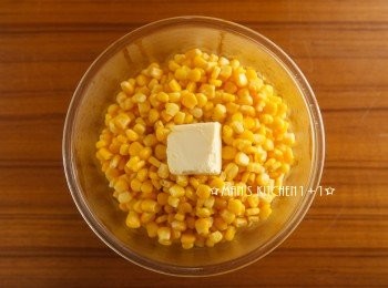 step3: 利用餘溫將無鹽奶油與鮮奶油加入拌勻。