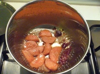 step3: 放入步驟1拌勻,倒入昆布柴魚高湯蓋鍋蓋用小火燜煮至紅蘿蔔微軟.