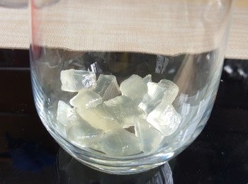 step9: 將部份蘆薈放杯子內。