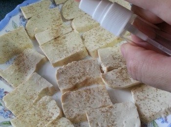 step3: 將油噴上底面兩邊