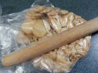 step2: 將餅放入食物袋中用木棍壓碎