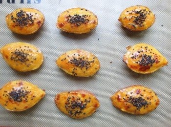 step6: 進烤箱180度C烤8~10分鐘後取出，抺上蜂蜜再回烤1分鐘上色，即可完成。